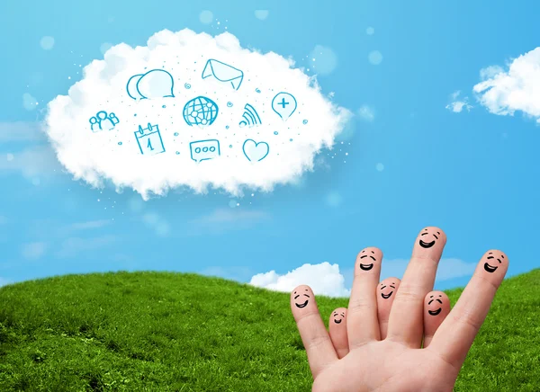 Glückliche Smiley-Finger, die auf Wolke mit blauen sozialen Symbolen schauen und — Stockfoto