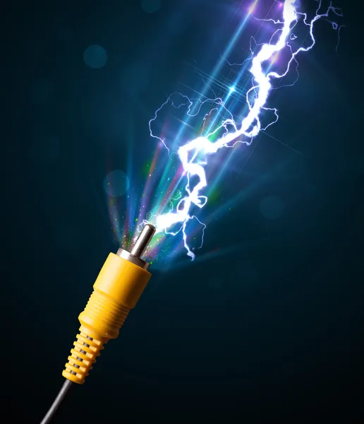 Elektrische kabel met gloeiende elektriciteit bliksem — Stockfoto