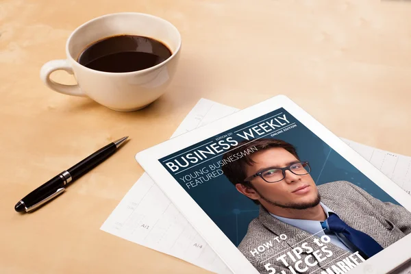 Tablet pc showing magazine on screen with a cup of coffee on a d — Stock Photo, Image