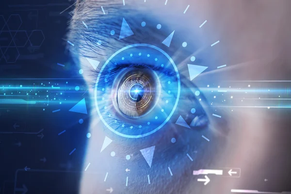 Homem cibernético com olho technolgy olhando para a íris azul — Fotografia de Stock