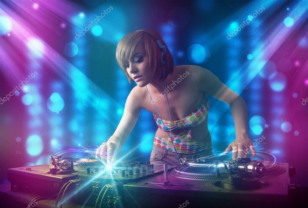 DJ Девушка Смешивания Музыки В Клубе С Синий И Фиолетовый Свет.