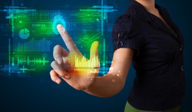 Genç işkadını modern teknoloji paneli parmak basarak