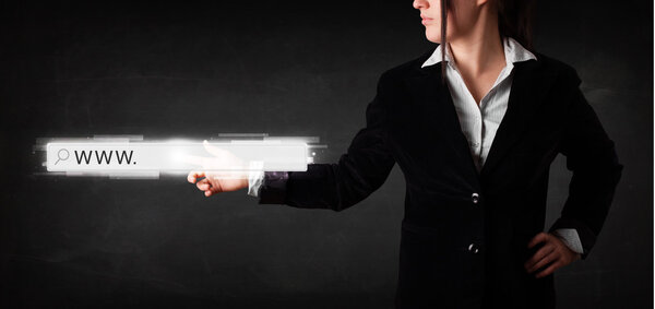 Молодая деловая женщина трогает адресную строку веб-браузера с www si
