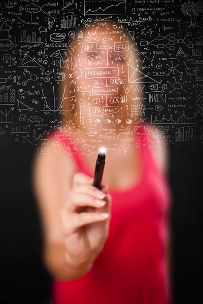 Mujer joven bosquejando y calculando pensamientos — Foto de Stock