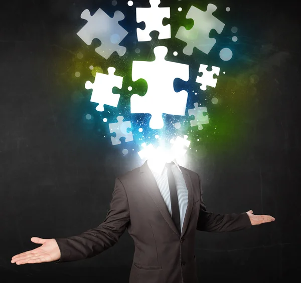 Personagem em terno com conceito de cabeça de quebra-cabeça — Fotografia de Stock