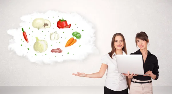 Młoda dziewczyna prezentuje chmury żywieniowe z warzywami — Zdjęcie stockowe