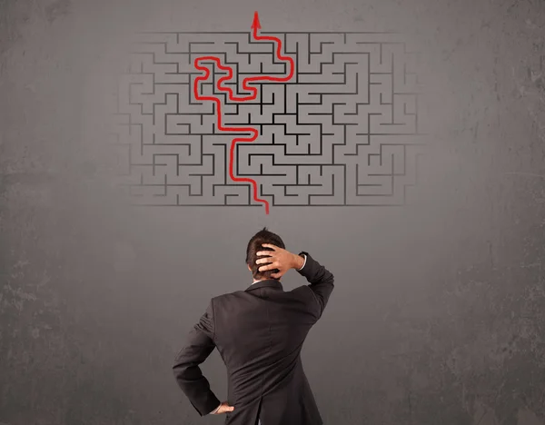 Affärsman tittar på en labyrint och vägen ut — Stockfoto