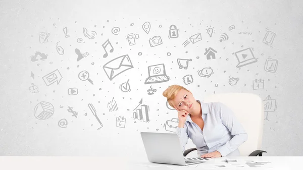 Geschäftsfrau sitzt mit handgezeichneten Medien-Ikonen am Tisch — Stockfoto