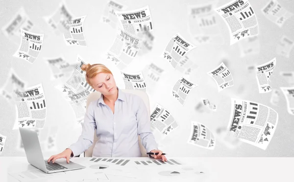 Mujer de negocios en el escritorio con periódicos bursátiles —  Fotos de Stock