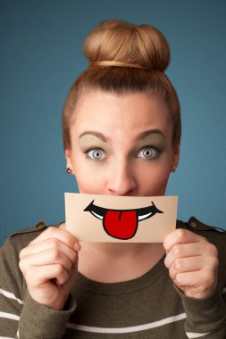komik smiley ile kart tutan mutlu güzel kadın