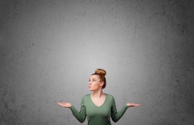 genç kadın kopya alanı ile el hareketi