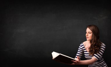 genç bayan bir kitap okuma