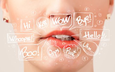 Beyaz baloncuklu güzel kırmızı dudaklar.