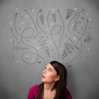 oklarla boyundan büyük düşünme genç bir kadın