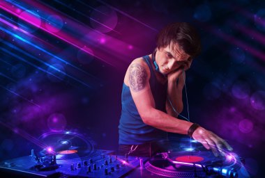 Genç dj turntable renk ışık efektleri ile oynama