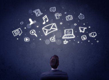 Kafasında multimedya simgeleri olan bir iş adamı.