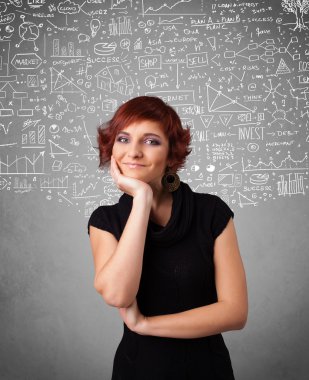 Elle çizilmiş hesapları ve simgeleri olan genç ve güzel bir bayan.