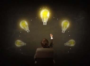 Lightbulbs ile başının üzerinde oturan işadamı