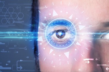 Siber teknoloji gözü mavi iris bakarak adam