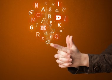 Silah şeklinde ellerden gelen mektuplar.