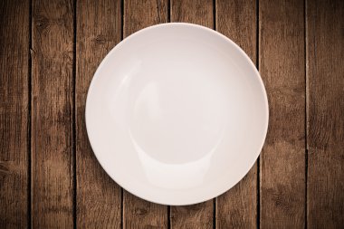 Çirkin arkaplan masasında renkli boş tabak