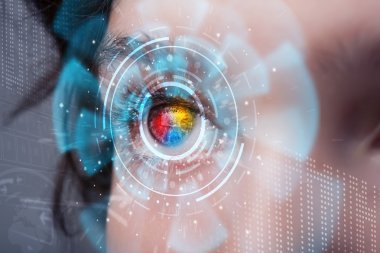 Siber teknoloji göz paneli konsepti ile gelecekteki kadın