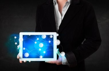 genç bir kişi ile iletişim teknolojisi concep talbet holding