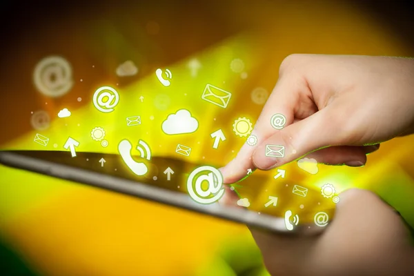 Tablet-PC zum Anfassen, Social-Media-Konzept — Stockfoto