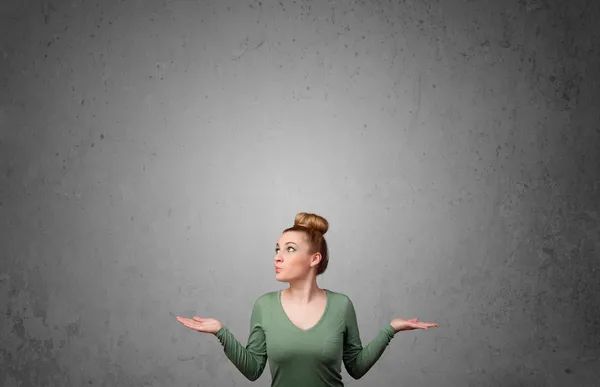 Jonge vrouw met kopie ruimte gebaren — Stockfoto