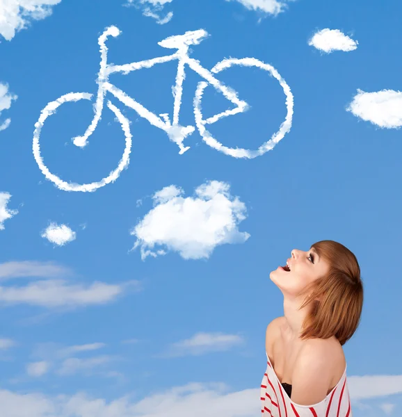 Meisje kijkend naar fiets wolken op blauwe hemel — Stockfoto