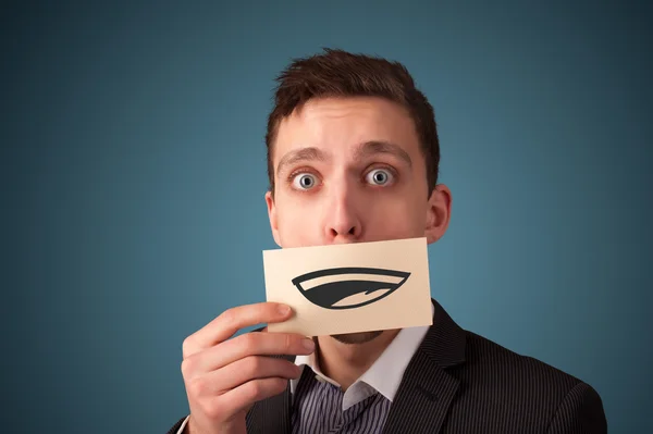 Ευτυχής επιχειρηματίας κρατώντας αστεία λευκή κάρτα στο στόμα του — Φωτογραφία Αρχείου