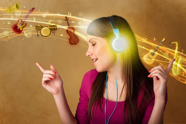 Mujer joven con auriculares escuchando música — Foto de Stock