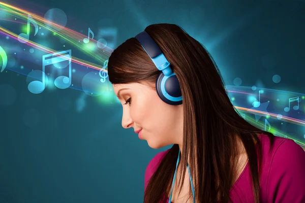 Young woman listening to music with headphones — Stock Photo, Image