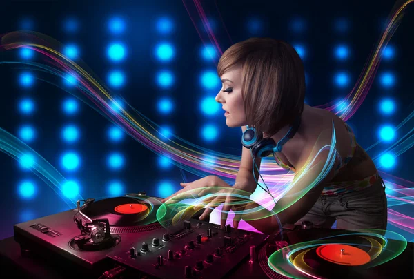 Jonge dj meisje records mengen met kleurrijke lichten — Stockfoto