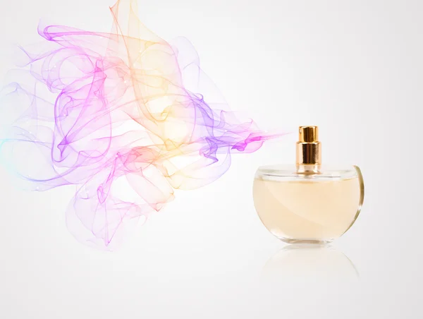Frasco de perfume rociando olor de color — Foto de Stock
