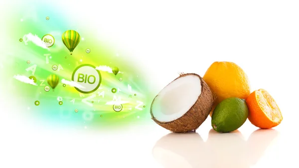 Kleurrijke sappige vruchten met groene eco-tekens en pictogrammen — Stockfoto