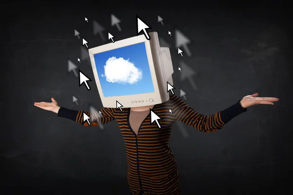 Donna con schermo monitor e cloud computing sullo schermo — Foto Stock