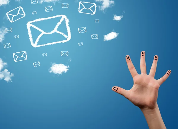 Glückliche Smiley-Finger beim Anblick von Mail-Icons aus Wolken — Stockfoto