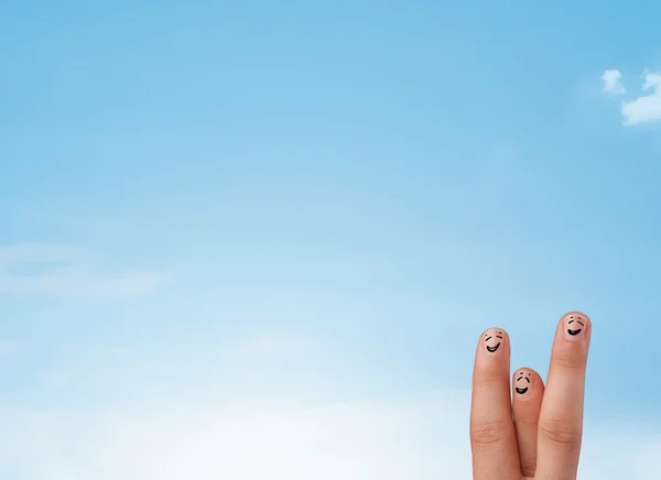 Feliz sorrisos dedos olhando claro céu azul copyspace — Fotografia de Stock