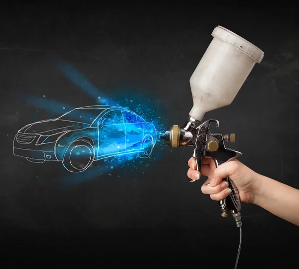 Trabalhador com airbrush arma pintura mão desenhada linhas de carro — Fotografia de Stock