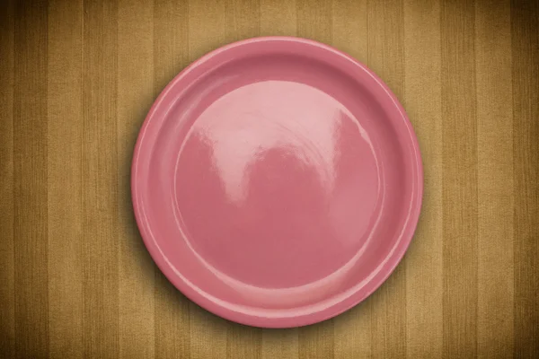 Colorful empty plate on grungy background table — Stock Photo, Image