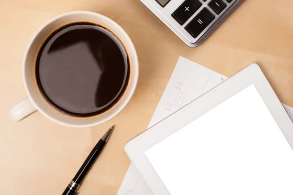 Boş alanı olan bir tablet bilgisayar ve masada bir fincan kahve. — Stok fotoğraf