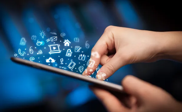 Zeigefinger auf Tablet-PC, Social-Media-Konzept — Stockfoto