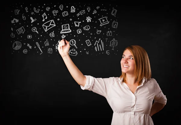 Jonge vrouw tekenen en schetsen pictogrammen en symbolen — Stockfoto