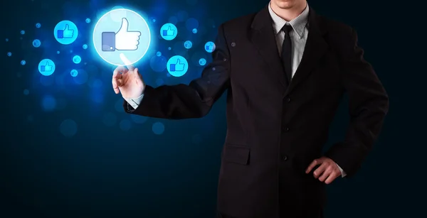 Bonita pessoa pressionando polegares para cima botão na rede social moderna — Fotografia de Stock