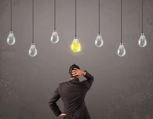 Homem de negócios na frente do conceito de lâmpadas ideia — Fotografia de Stock