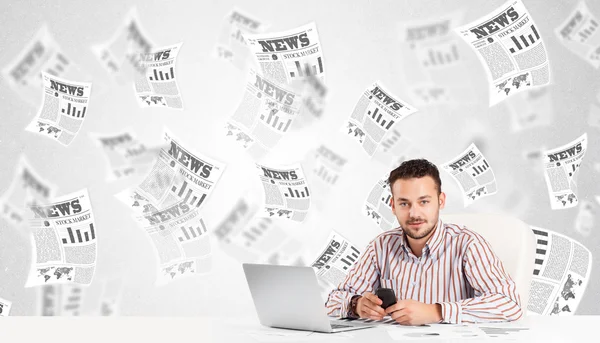 Affärsman vid skrivbordet med börstidningar — Stockfoto