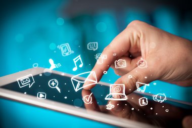 Tablet bilgisayarı üzerinde parmak işareti, sosyal medya kavramı