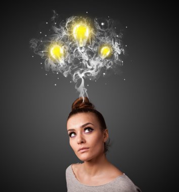 duman ve başının üstünde lightbulbs düşünceli kadınla