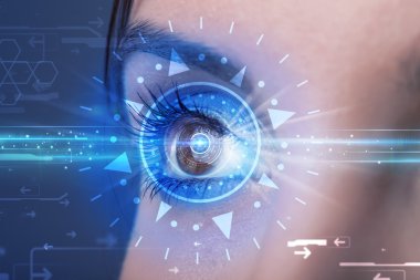 Teknolji gözlü siber kız mavi irisi inceliyor.